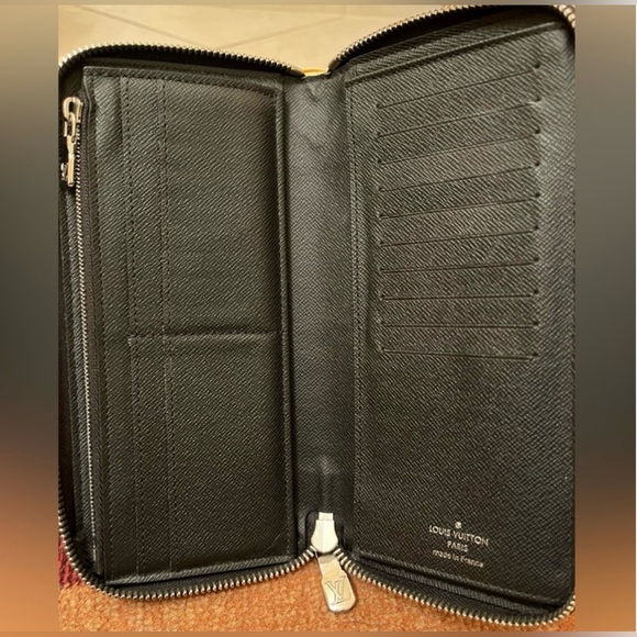 *LIKE NEW* -  LOUIS VUITTON ZIPPY VERTICAL TIAGA LEATHER (BLACK) - - Picture 7 of 11